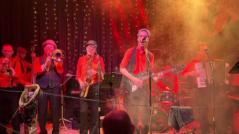 Foto mit Band auf der Bühne im Cafe Carina